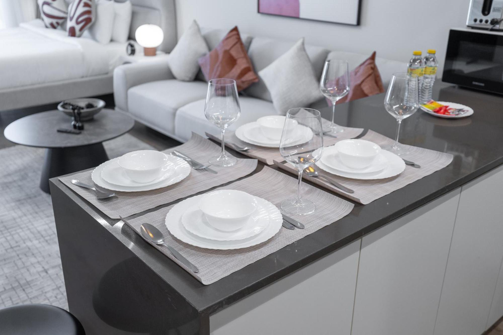 Peaceful Flat That Sleeps 2 In Jumeirah Village Circle Apartment